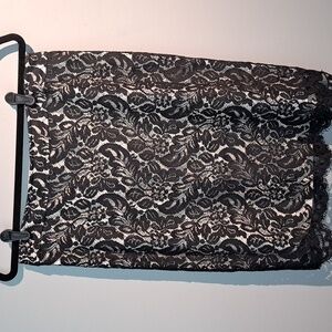 White House Black Market Skrit Size 6 Black Lace overlaying cream satin